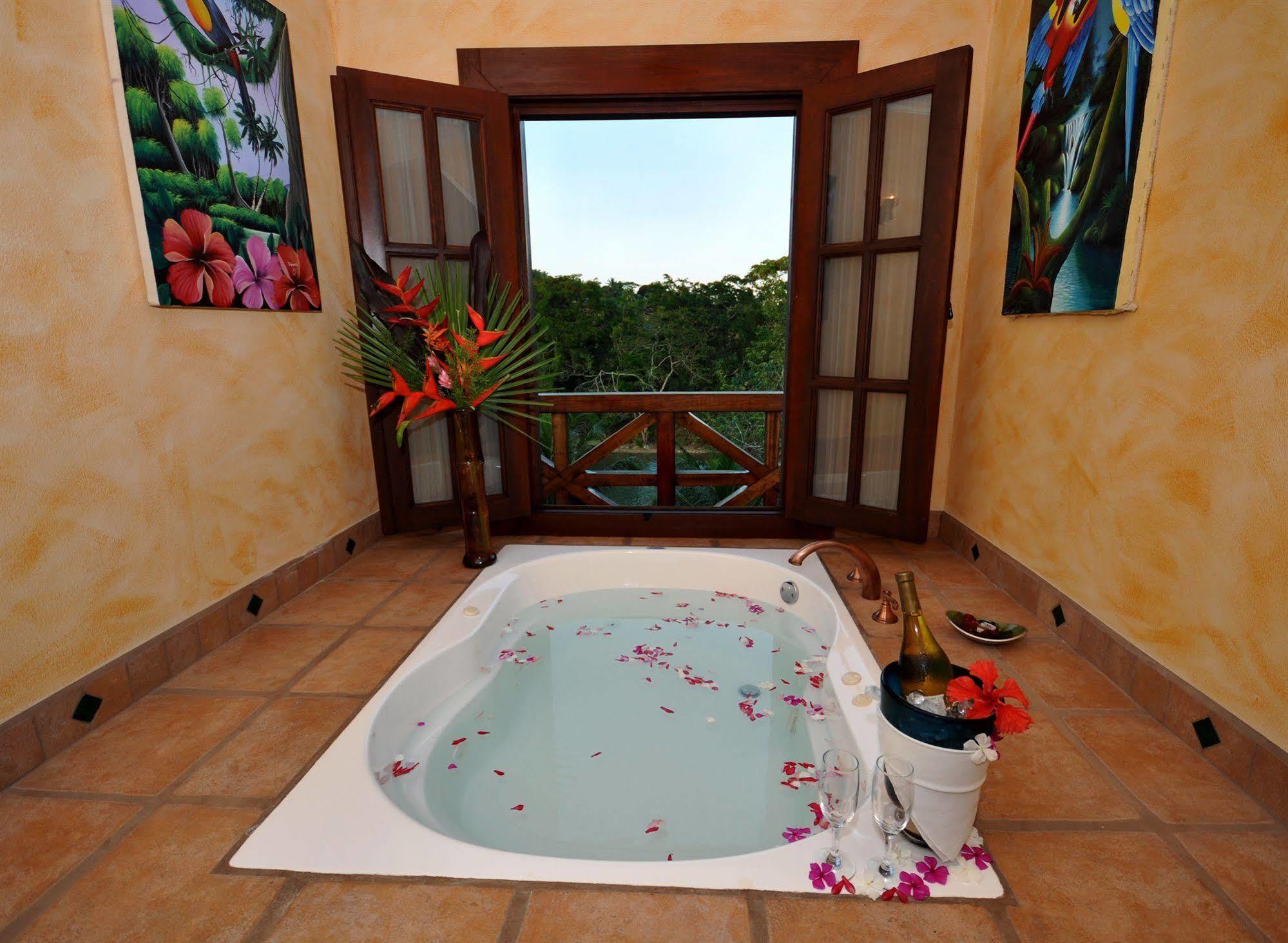 Mahogany Hall Luxury Boutique Resort San Ignacio Εξωτερικό φωτογραφία
